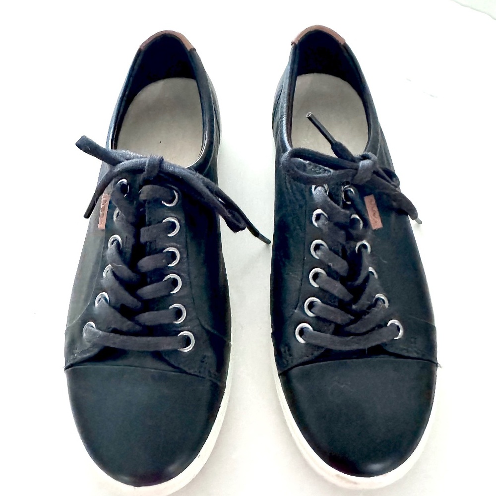 Ecco women’s black leather sneaker size 6